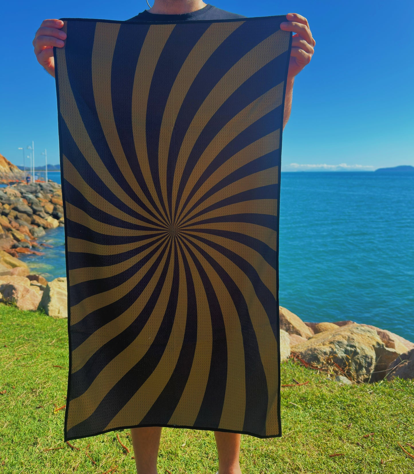 SPORTS TOWEL: HYPNOTISING CAMO